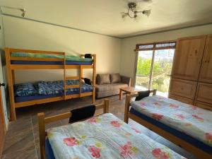a bedroom with two bunk beds and a couch at Cabalgatas y Alojamiento LocuraChile in Hurtado
