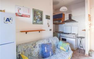 een woonkamer met een bank en een keuken bij 2 Bedroom Cozy Home In Roseto Capo Spulico in Roseto Capo Spulico