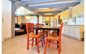 cocina con mesa de comedor y sillas en Lovely Home In St Just D Ardeche With Outdoor Swimming Pool, en Saint-Marcel-dʼArdèche