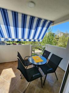 patio con mesa y sillas en el balcón en Adriatic Apartment en Bar