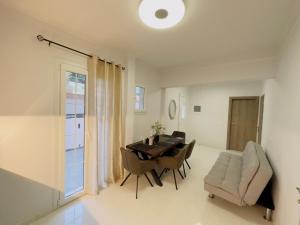 Nikos Apartments Corfu في آغيوس ستيفانوس: غرفة طعام مع طاولة وكرسي