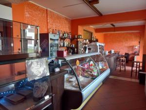 um restaurante com um balcão de comida num quarto em Hotel Rifugio Alantino em Casamaina