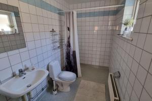 Koupelna v ubytování Trivsamt parhus i lugnt område inne i Tranås! + 23 fotografií