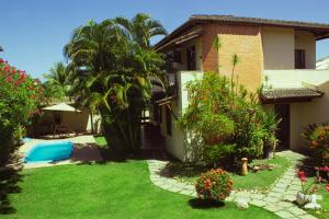 薩爾瓦多的住宿－Sua casa na Praia，一座带游泳池的房屋的后院