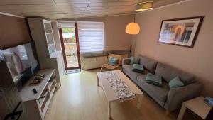 ein Wohnzimmer mit einem Sofa und einem Tisch in der Unterkunft Ferienwohnung Wetzig W1 - Breite Straße 104 Wernigerode in Wernigerode