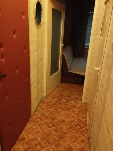 un corridoio con porta aperta e sedia di Apartament Zielona a Gdynia