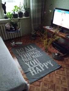 un soggiorno con un tappeto che dice che nessuno ti abbraccerà più di Apartament Zielona a Gdynia