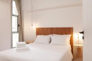 Posteľ alebo postele v izbe v ubytovaní The Marble Suites, PLAKA