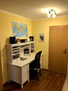 una oficina con un escritorio con un ordenador. en Haus-Petra-Maria, en Bad Schlema