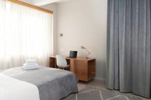 Posteľ alebo postele v izbe v ubytovaní The Marble Suites, PLAKA