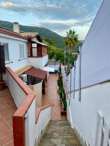 una vista desde el balcón de una casa en L'Oasi di Chia en Chia