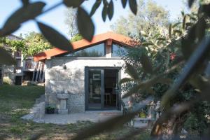 a small stone building with an orange roof at Cantinho da Pereira in Lugar