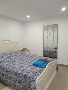 1 dormitorio con 1 cama, 1 silla y 1 ventana en Cantinho da Pereira, en Lugar