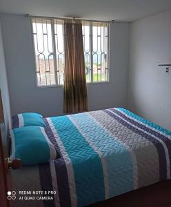 1 dormitorio con cama y ventana en Villa Isabel - Casa Rural, en Paipa