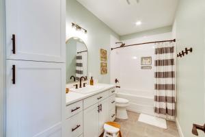 Vannituba majutusasutuses Charming Florence Home with Fire Pit and River Views!