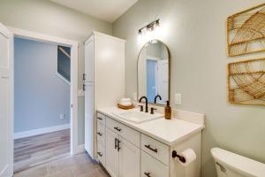 Vannituba majutusasutuses Charming Florence Home with Fire Pit and River Views!