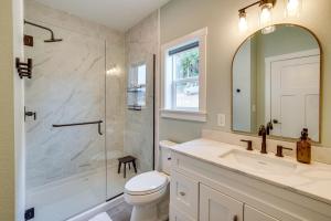 Vannituba majutusasutuses Charming Florence Home with Fire Pit and River Views! +26 fotot