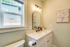 Vannituba majutusasutuses Charming Florence Home with Fire Pit and River Views!