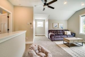Istumisnurk majutusasutuses Charming Florence Home with Fire Pit and River Views!