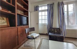 uma sala de estar com uma cadeira e uma televisão em Lovely Apartment In Eu With Wifi em Eu