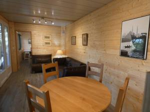 - une salle à manger avec une table et un canapé dans l'établissement Chalet avec terrasse face aux Pyrénées, à Bartrés