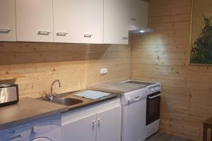 a kitchen with a sink and a stove at Chalet avec terrasse face aux Pyrénées in Bartrés