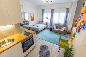uma cozinha e uma sala de estar com um sofá em ALLEE BUDA Apartment em Budapeste