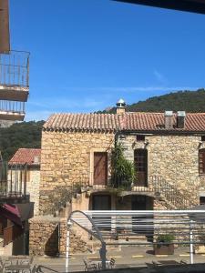 un gran edificio de piedra con un banco delante en A COLETTA, en Piana
