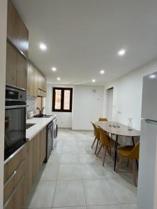 Una gran cocina con mesa y comedor. en A COLETTA, en Piana 7 fotos más