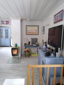 a living room with a fireplace and a stove at Furuly vakantiehuis in Vingelen
