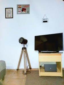 una cámara en un trípode junto a una TV de pantalla plana en Trastevere in Music, en Roma
