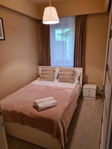 ein Schlafzimmer mit einem Bett mit zwei Handtüchern darauf in der Unterkunft Szabi Buda New Terrace in Budapest