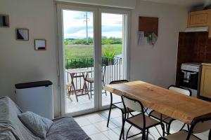 Kuchyňa alebo kuchynka v ubytovaní Appartement dans Mas camarguais