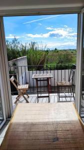 Balkón alebo terasa v ubytovaní Appartement dans Mas camarguais