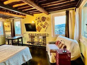A television and/or entertainment centre at Torre Ducale Dimora Storica