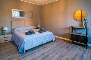 ein Schlafzimmer mit einem Bett mit zwei Hüten darauf in der Unterkunft Casa Enrico e Anna in Mestre