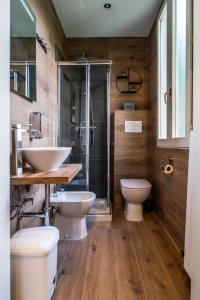 ein Bad mit einem WC, einem Waschbecken und einer Dusche in der Unterkunft Casa Enrico e Anna in Mestre