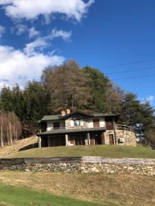 une vieille maison au sommet d'une colline dans l'établissement Baita Poira, à Mello