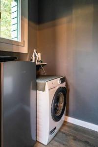 eine Waschmaschine in einem Zimmer mit Fenster in der Unterkunft Casa Enrico e Anna in Mestre