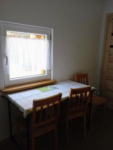 Wólka NadbużnaにあるSołtysówkaのテーブルと椅子2脚、窓が備わります。 +17枚の写真