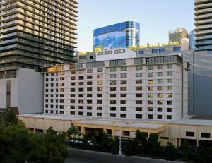 ein Hotelgebäude mit einem Schild darüber in der Unterkunft Jockey Club Suites in Las Vegas