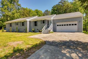 ein Haus mit einer Garage und einer Auffahrt in der Unterkunft Charlotte Vacation Rental with Private Hot Tub! in Matthews