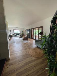 sala de estar con suelo de madera y TV en Casa Catita - Douro, en Baião