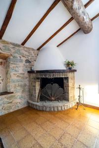 MazzolaにあるCasa Soleggiataの屋根裏のリビングルーム(石造りの暖炉付)