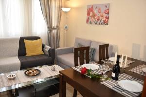 a living room with a table and a couch at Eleni's Σπίτι μπροστά στη θάλασσα in Daratso