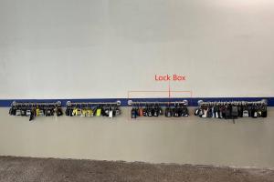 eine Reihe von Weinflaschen an der Wand in der Unterkunft Spacious Studio w/ Parking, beach/mall/park in Honolulu + 9 Fotos