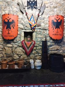 una pared con dos tambores y otros artículos en ella en Guva Mangalem Hotel Restaurant, en Berat