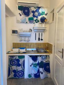 a kitchen with blue and white dishes on the wall at I 5 PASSI in Filicudi