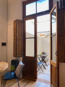 une porte menant à une chambre avec une table et une table dans l'établissement DUPLEX con diseño en el corazon de Bahia Blanca, à Bahía Blanca