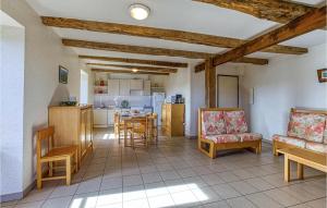 Castelnau-de-MandaillesにあるGorgeous Home In Castelnau D Mandailles With Outdoor Swimming Poolのキッチン、リビングルーム(テーブル、椅子付)